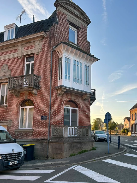 Façade d'une maison bourgeoise en briques rouges située à un carrefour urbain