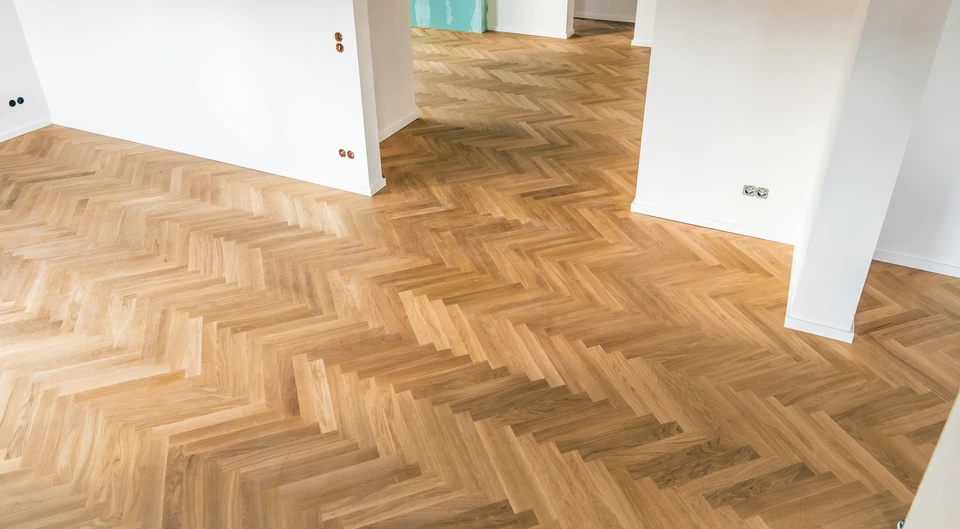 Texture de bois foncé avec veinage naturel prononcé, planches horizontales alignées présentant des motifs tourbillonnants caractéristiques