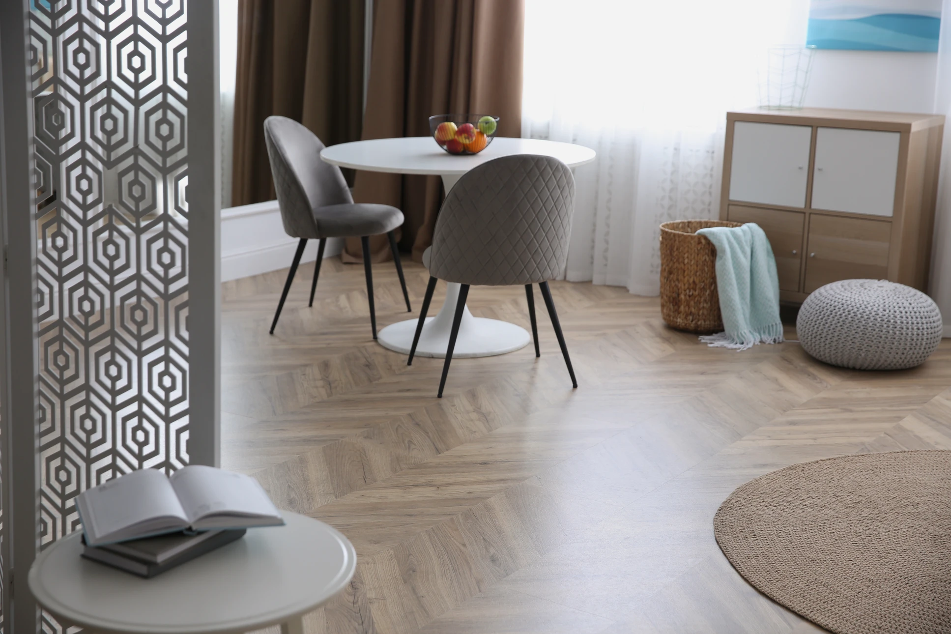 Intérieur présentant un sol en parquet avec planches de bois disposées en motif à chevrons ou bâtons rompus