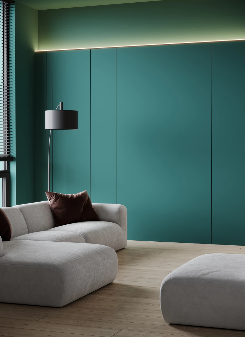 Int&eacute;rieur d'une pi&egrave;ce en cours de r&eacute;novation avec mur partiellement peint en jaune vif, &eacute;chelle escabeau en bois positionn&eacute;e au centre, pots de peinture et pinceaux dispos&eacute;s sur parquet stratifi&eacute;