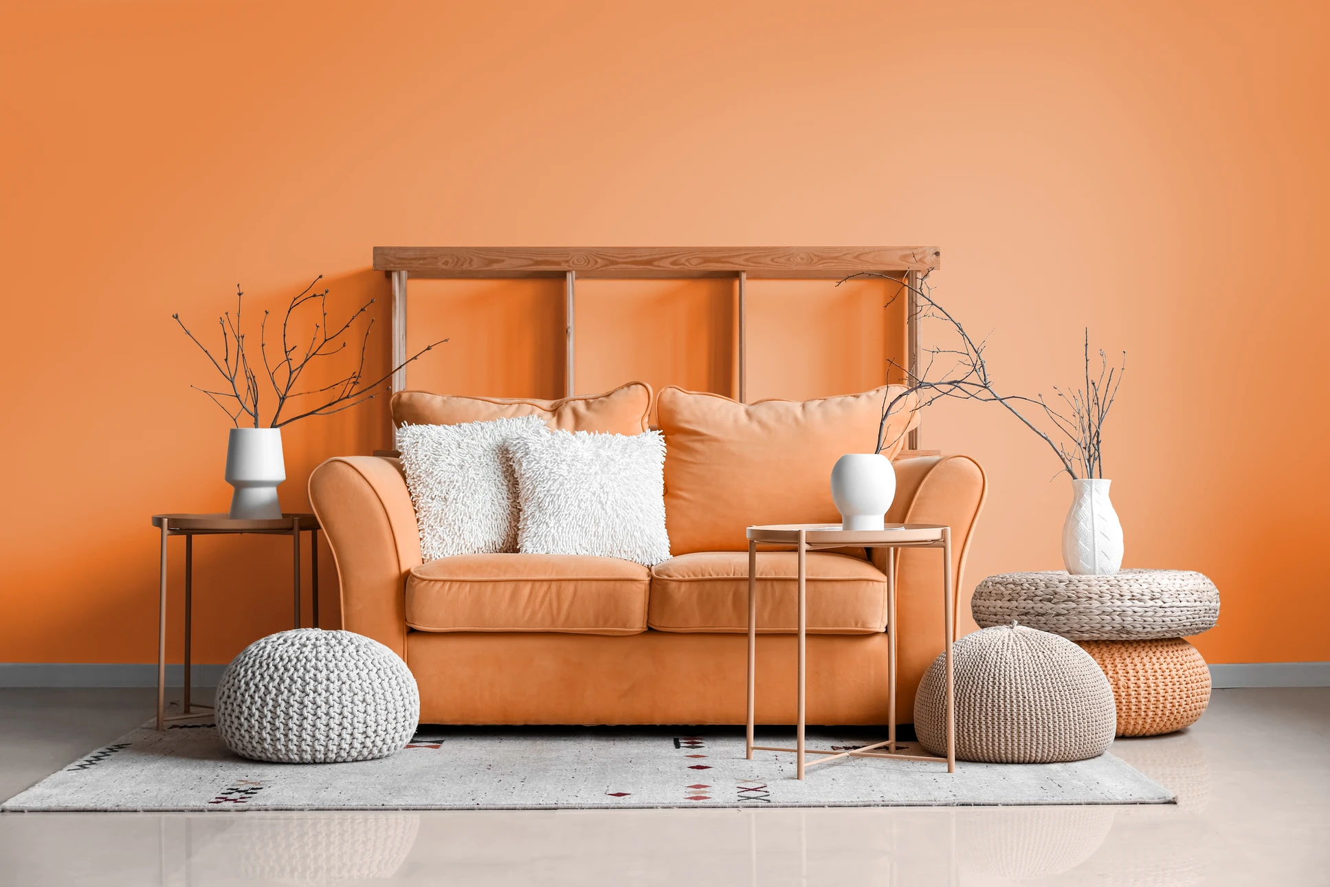 Espace de travail intérieur avec plusieurs personnes manipulant des nuanciers et échantillons de couleurs sur une table