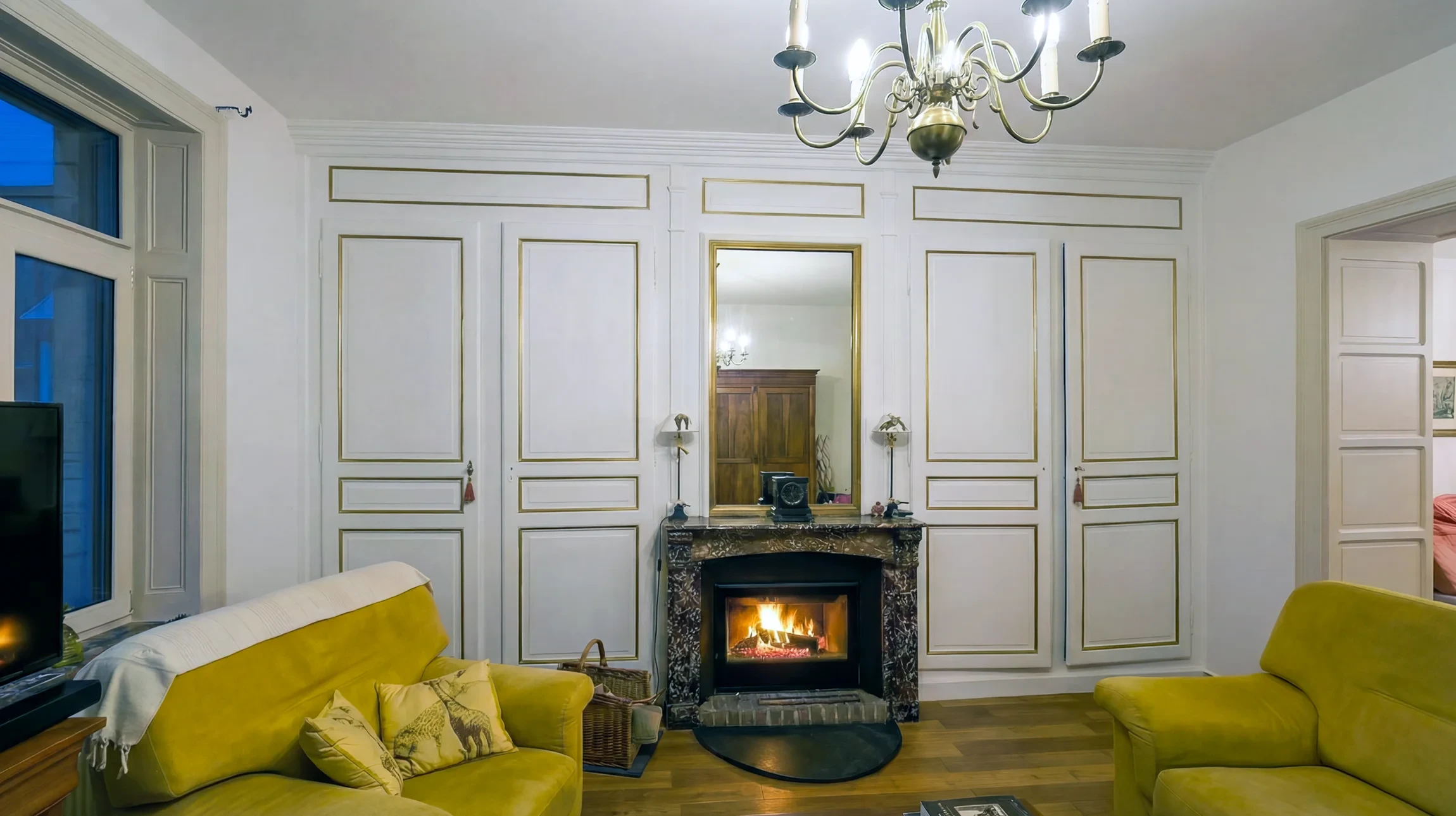 Mur ext&eacute;rieur peint aux couleurs du drapeau italien avec bande verticale blanche centrale s&eacute;parant les zones verte et rouge