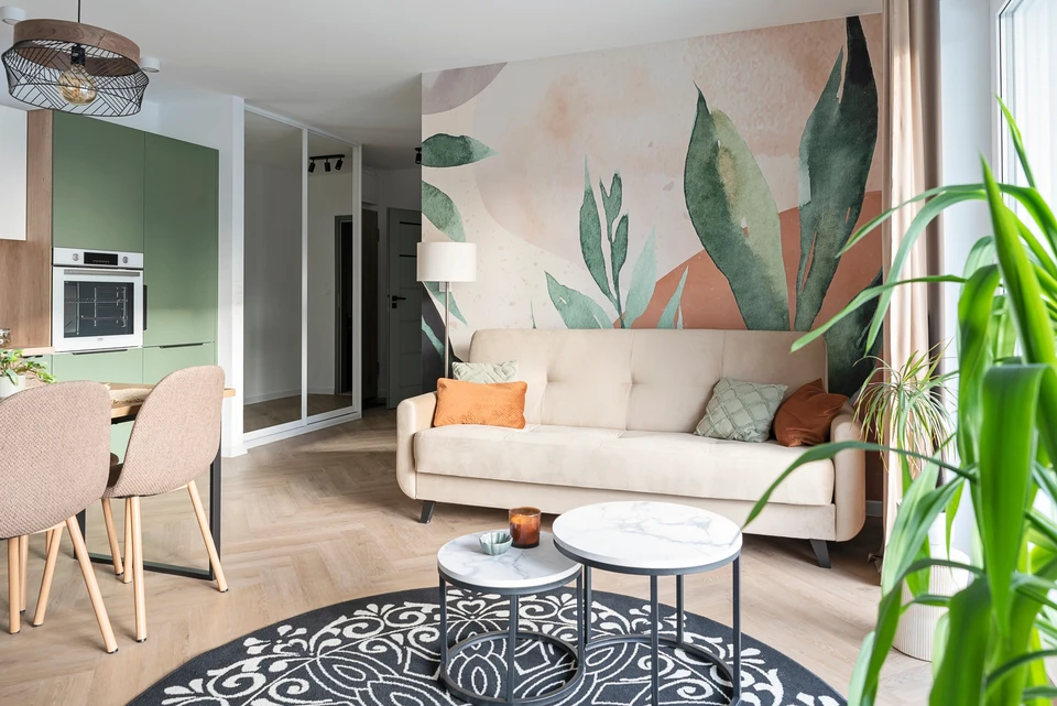 Artisan peintre souriant dans atelier blanc tenant échantillons couleurs et rouleau peinture, près échelle bois