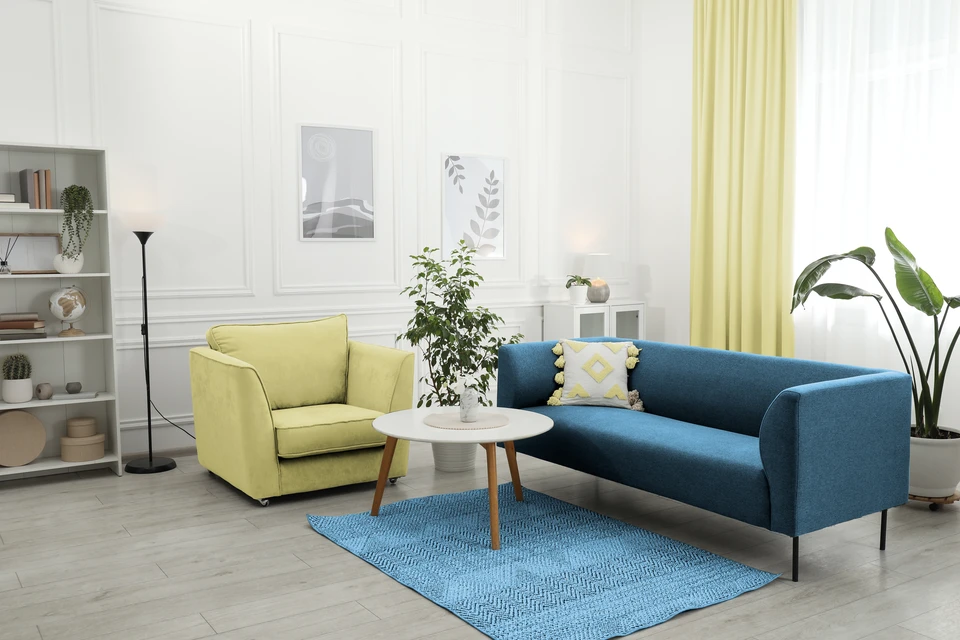 Deux hommes d'&acirc;ges diff&eacute;rents posent ensemble dans un environnement professionnel, bras crois&eacute;s et souriant avec confiance